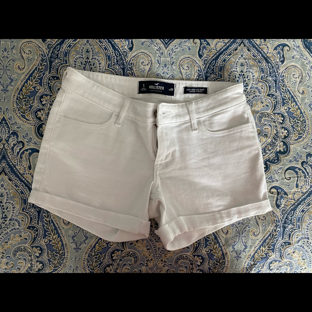 hollister white denim shorts 🤍